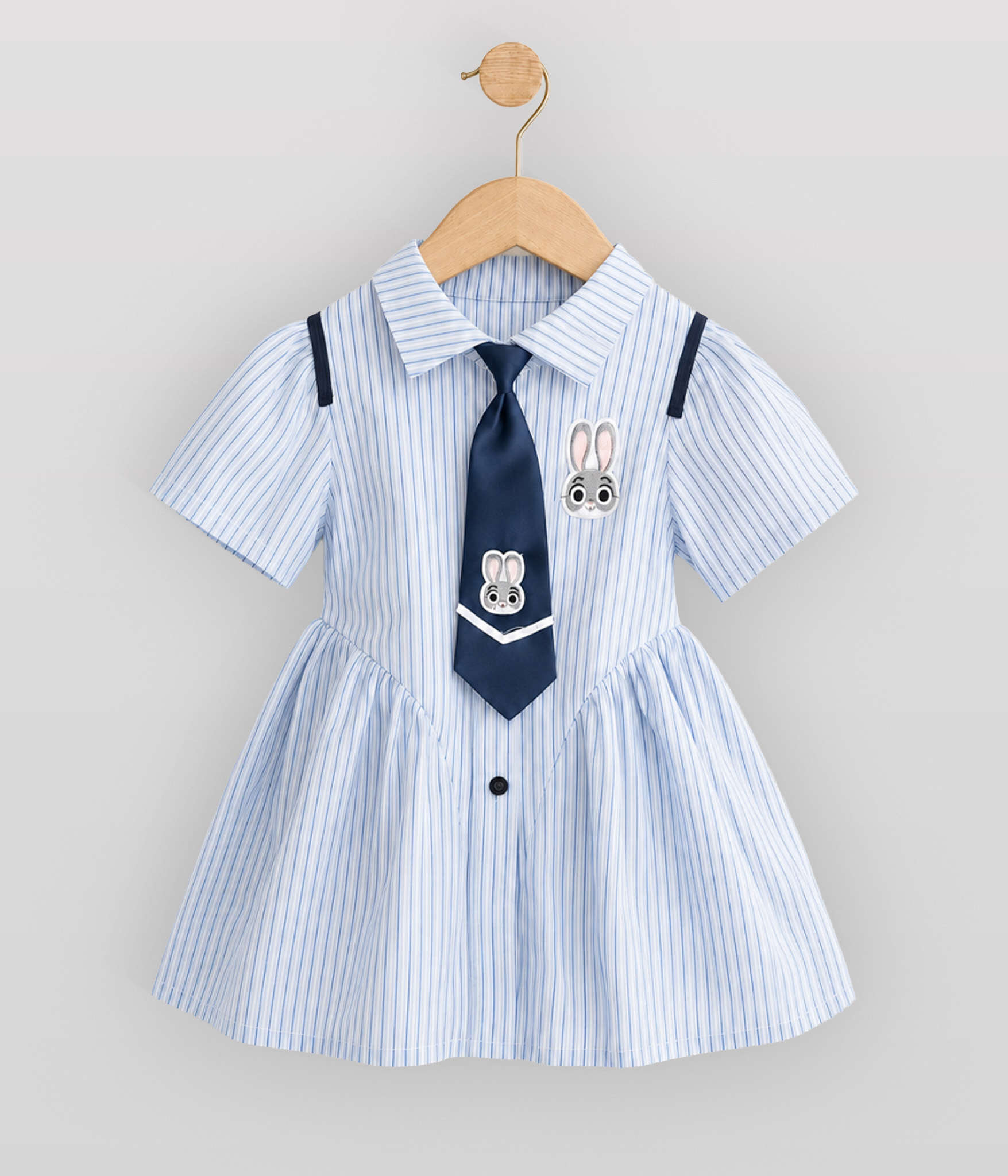 749382 -Edit Robe rayée bleue à cravate et badge lapin – Image 1