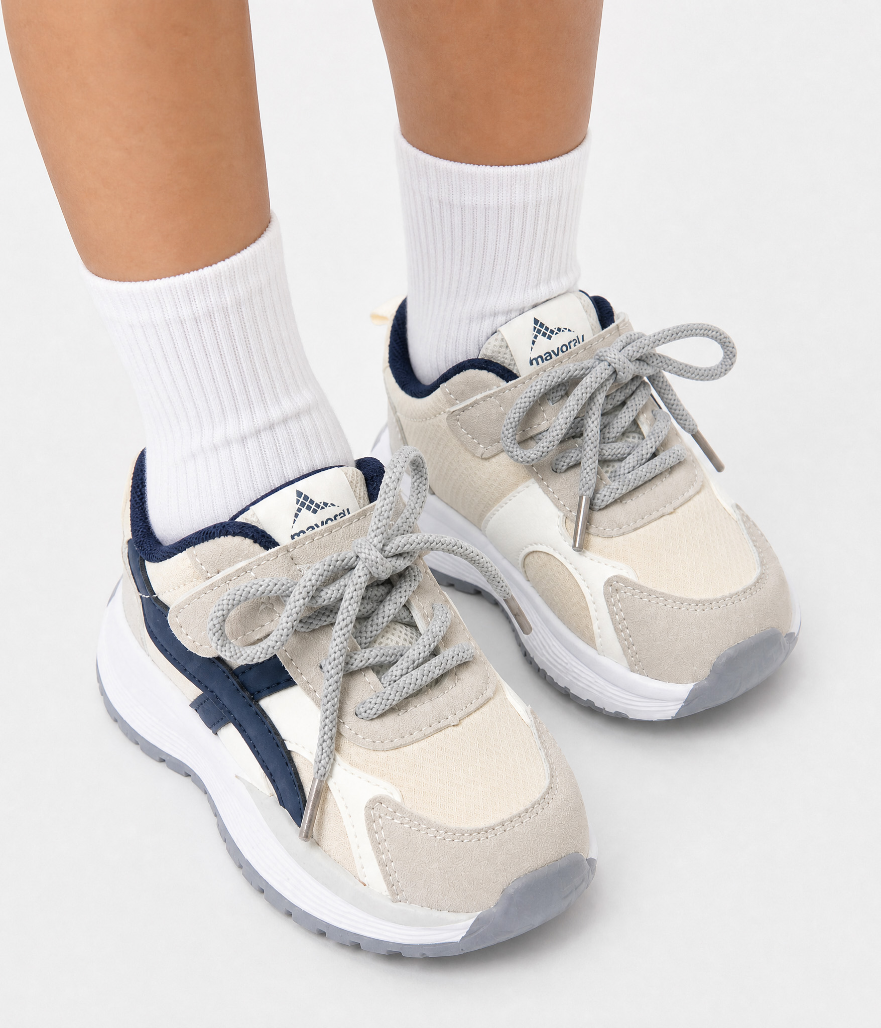 557051-09 Sneaker bicolore beige sable et marine à lacets – Image 1