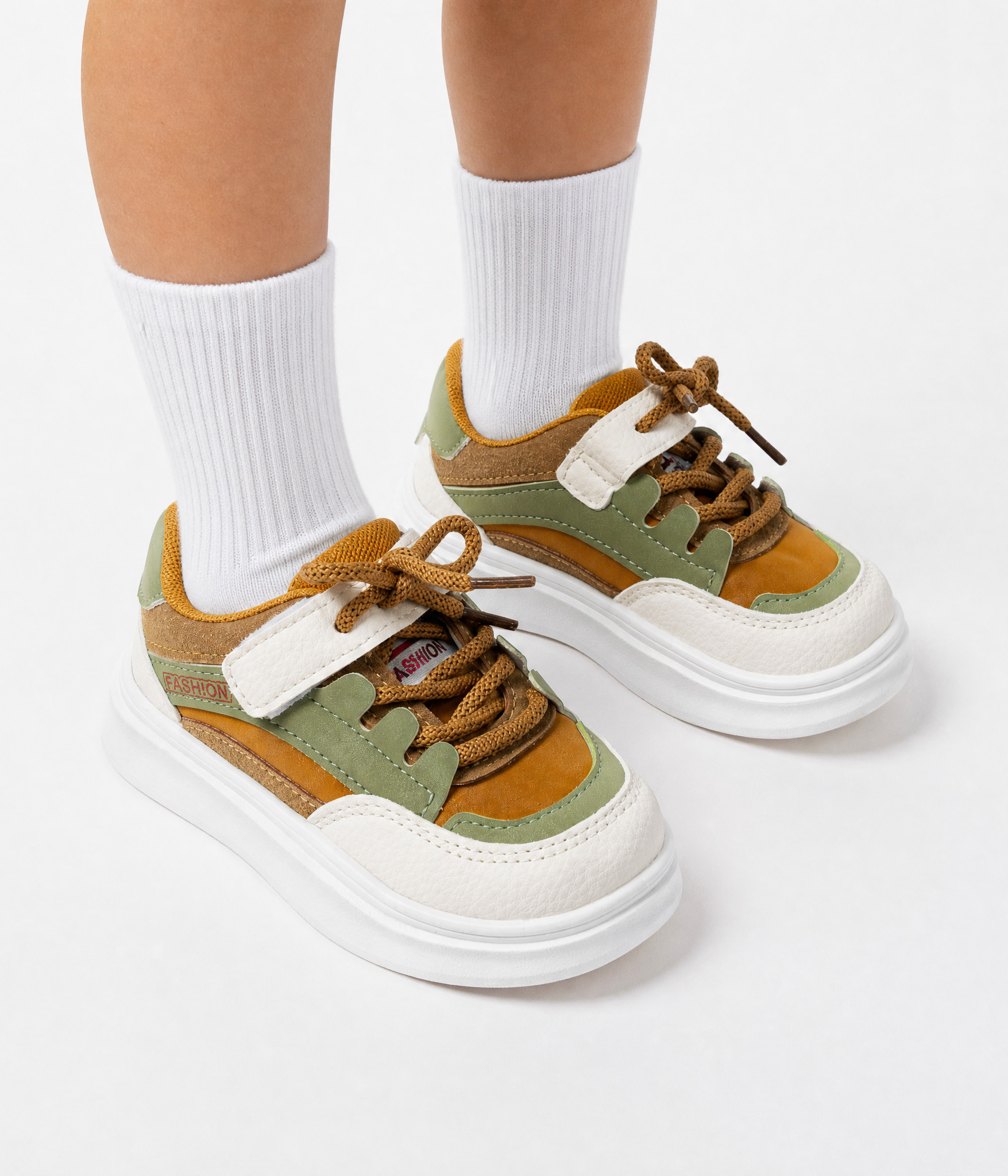 698151-09 Basket colorblock camel, sauge et blanc à scratch – Image 1